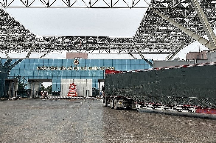 Hơn 900 doanh nghiệp xuất nhập khẩu qua cửa khẩu Móng Cái